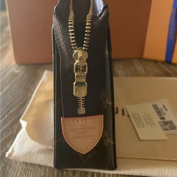 Classic Louis Vuitton Toiletry 19 - Picture 2 of 11